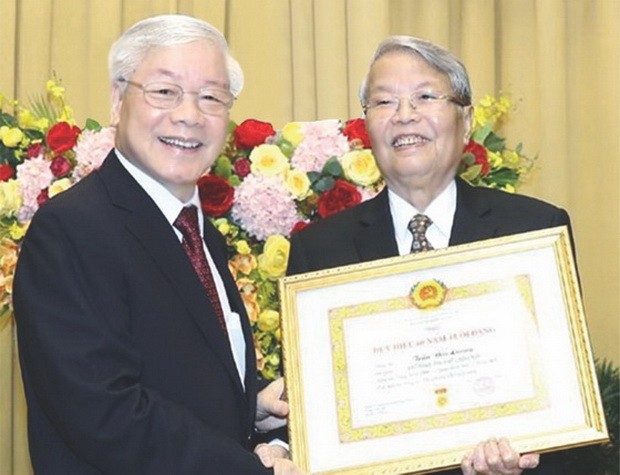 向國家領導和原領導頒授黨齡紀念章 ảnh 1