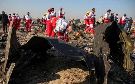 紅十字會成員在墜機現場。（圖源：路透社）