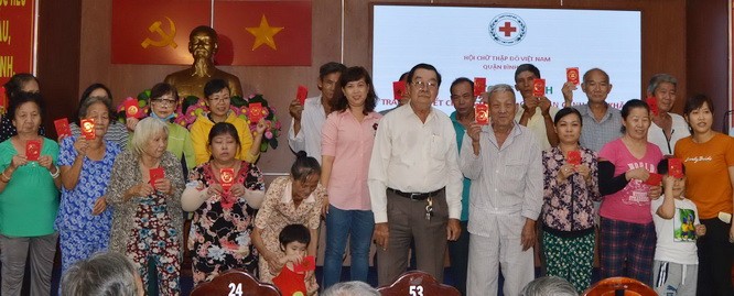 張興盛副理事長（前排右四）給同胞發紅包。