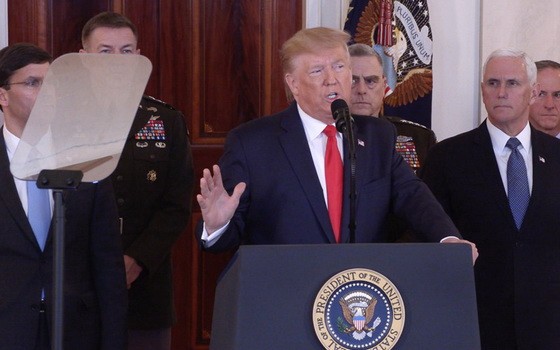 美國總統特朗普（中）在華盛頓白宮發表電視講話。（圖源：新華社）