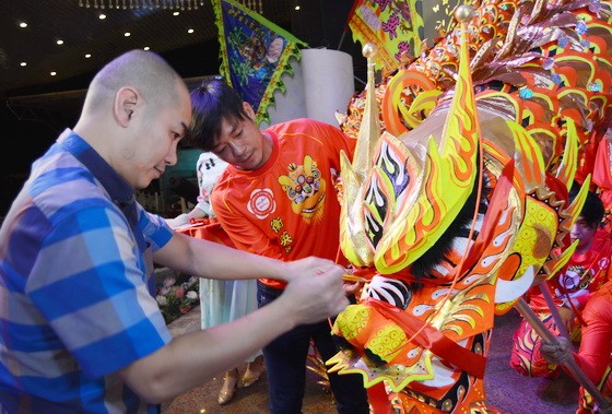 劉家明常值副理事長為金龍點睛開光。