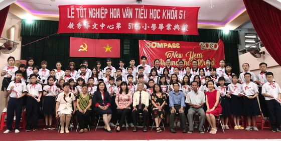 應屆畢業生與校長和老師合照。