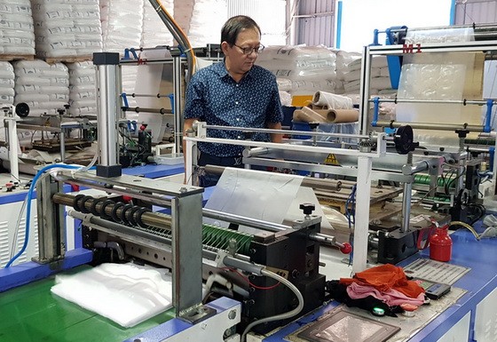 麥漢強總經理引進全自動生產線。