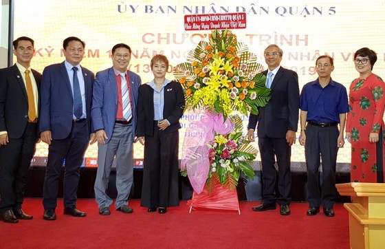 蘇慧蘭會長（左四）與各副會長接過第五郡領導祝賀的花籃。