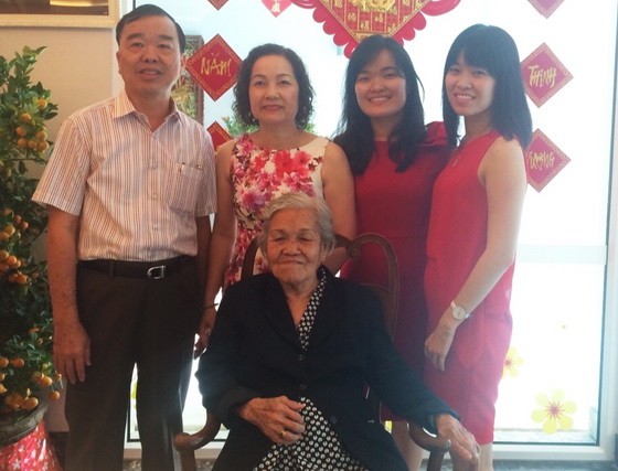 雅薇（ 右一） 和雅梅（ 右 二）與父親黃錦及家人合影