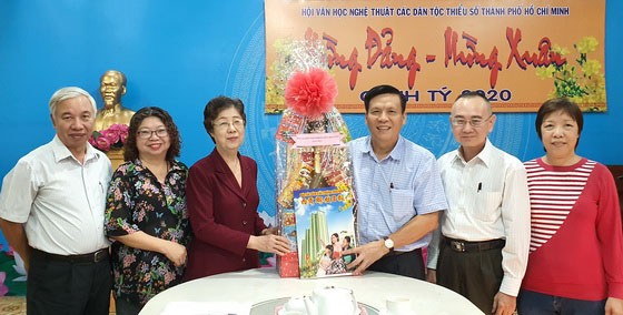 本報與市各民族文學藝術會領導合影。