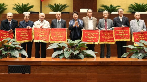 國會主席阮氏金銀（中）向與會代表頒贈錦旗。（圖源：越通社）
