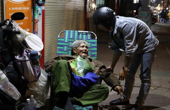 一組青年向人行道睡覺、今年９４歲的老雄贈送禮物。