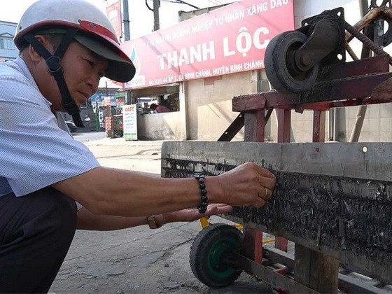 志願吸鐵釘的丁明景。