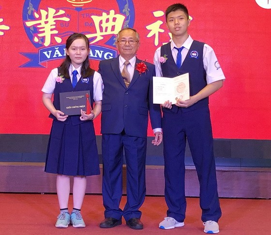 文朗校委主席阮曰朗與古育蕙 (左)和張沛霖(右)。