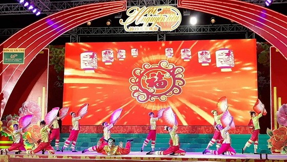 華人學生參加元宵節盛會。