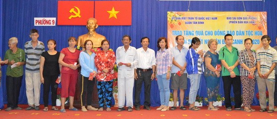 本報向華人同胞派新年禮物。