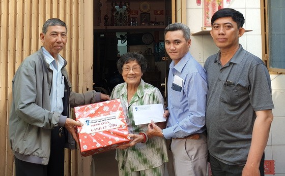 市華語成人教育中心工會前往探望華人革命老前輩並贈送春節禮物。
