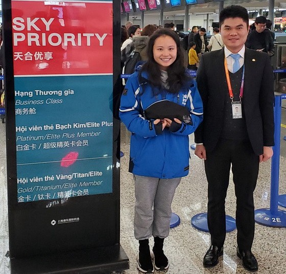 越航代表在中國上海市浦東機場將財物交還失主（左）後合影。（圖源：越航）