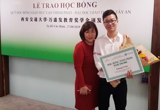 張偉汶和母親在領取獎學金時合照留念。