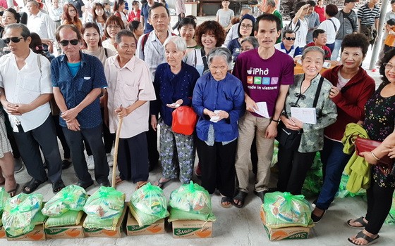 永安堂慈善團分別向前江省州城、米市、美萩和丐皮等4個縣的盲人會贈送春節禮物。