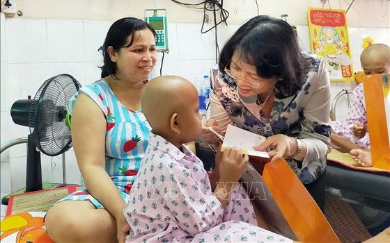 國家副主席鄧氏玉盛向市腫瘤醫院癌症病童贈送春節禮物。（圖源：越通社）