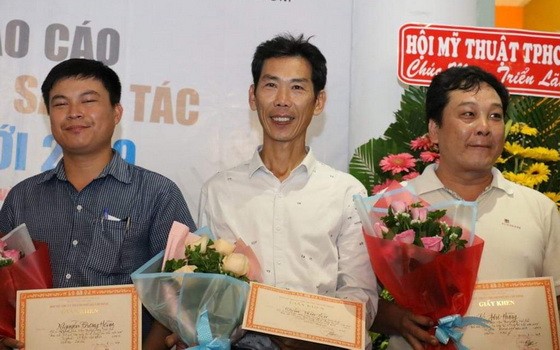 陳文海畫家(中)獲市美術協會創作獎。