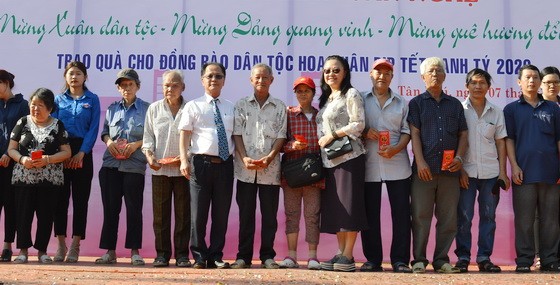 本報配合胡志明市台商會在新富郡贈送新年禮物。