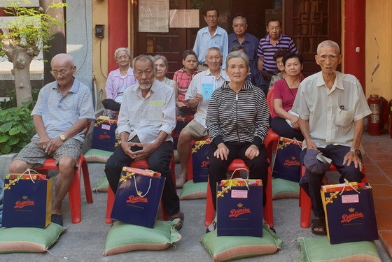福建二府會館向福建高齡鄉親贈送禮物。