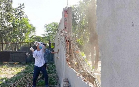 守德郡靈中坊違法工程被強制拆除。