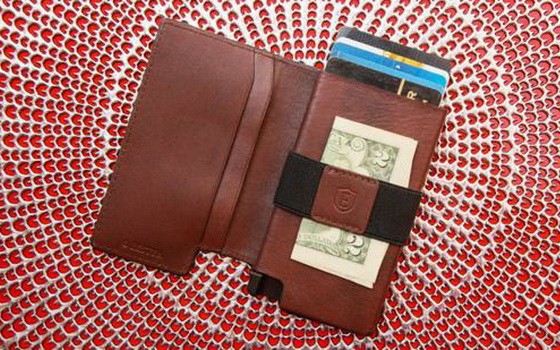 內置太陽能追蹤器，你的錢包再也不會丟了。（圖源：互聯網）