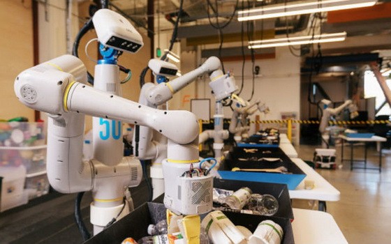 自學處理垃圾分類機器人。（圖源：Google X）