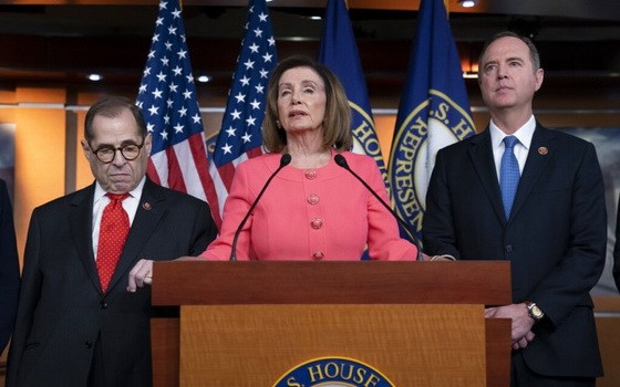 美國眾議院長佩洛西（中）表示出現更多新證據，證明特朗普借助外國勢力，打擊政治對手。（圖源：AP）