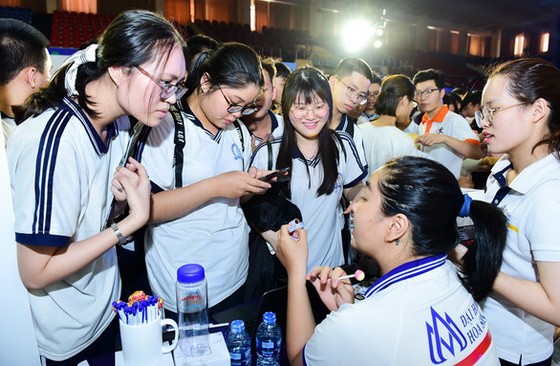 學生們在了解有關蓮花大學的招生資訊。（圖源：明講）