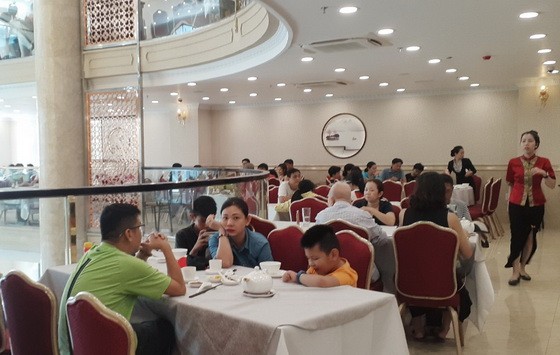 食客週末在愛華聚餐。