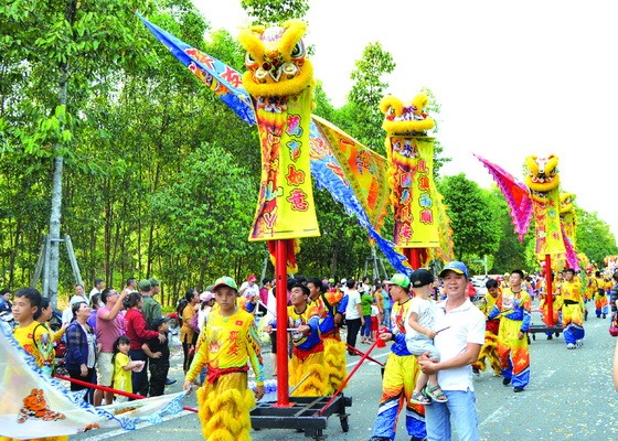 平陽省新城市天后宮的迎神遊行行列。