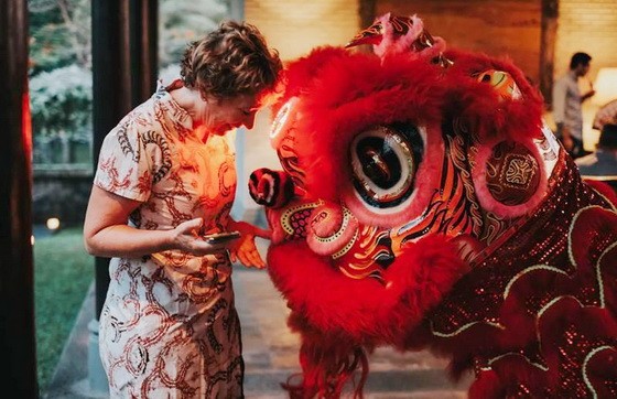 外國遊客對舞獅活動很感興趣。