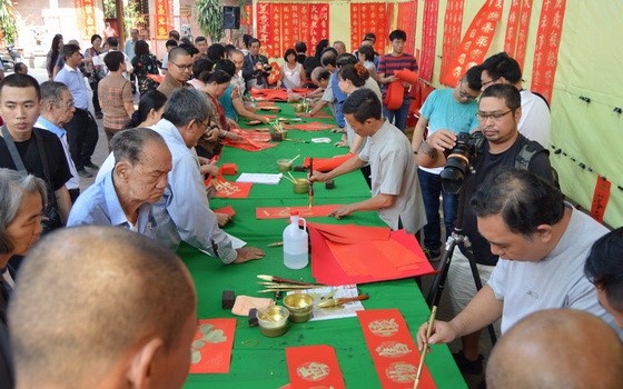 慈善揮春現場。