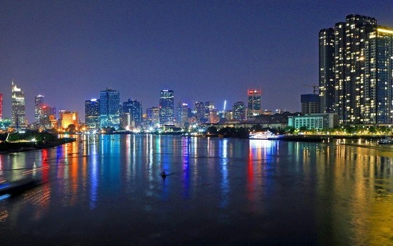 胡志明市雖然只佔全國面積0.6%，但經濟增長達8.3%-8.5%，為全國GDP貢獻27%。