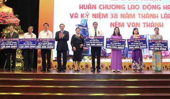 楊文德總經理（左四）捐助各省為窮人基金。