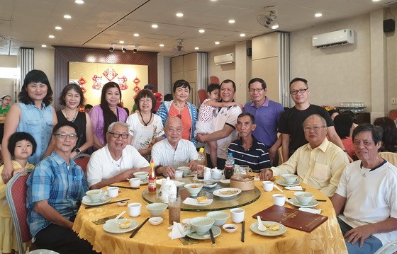 華人攝影分會全體會員歡聚一堂合影留念。