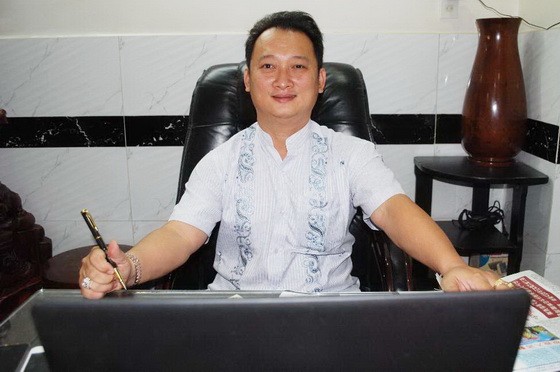 新海鴻塑膠貿易有限公司總經理鄒國榮。