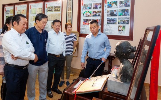 西堤華人懷舊物品收藏者麒麟向觀眾介紹物品的背後故事。