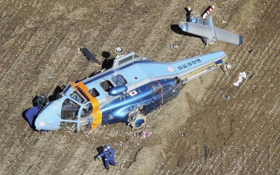 日警方直升機在運送移植用心臟途中迫降側翻現場。（圖源：共同社）