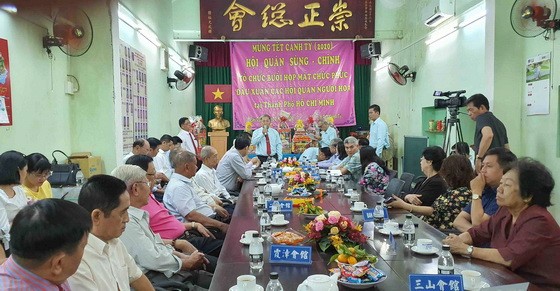 鄭鑫發理事長用客家話向大家拜年。