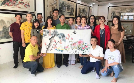 學生們合繪畫後與老師張漢明合影。