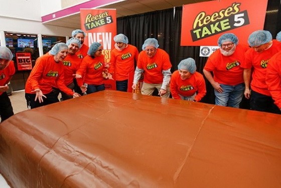 重量約2696公斤的果仁朱古力棒。（圖源：互聯網）