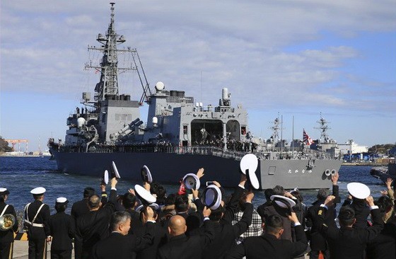 “高波”號2日在眾人送行下離開橫須賀，啟程前往中東海域。（圖源：AP）