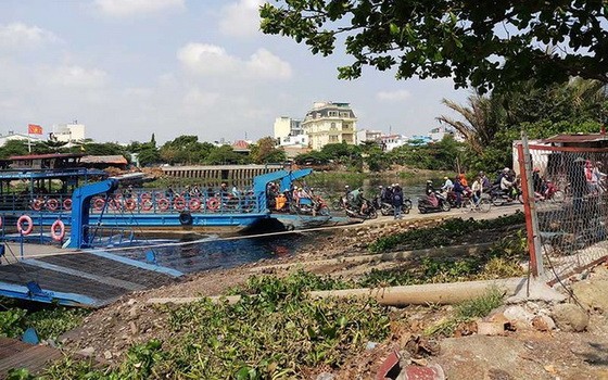 多年來，第十二郡與舊邑郡的民眾仍須乘搭安富東渡船過河。