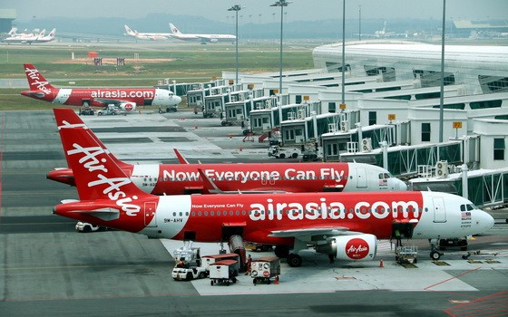 停泊在吉隆坡機場停機坪上的亞航客機。（圖源：互聯網）