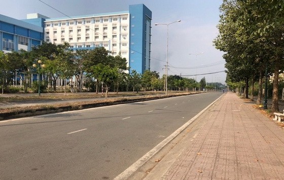 守德郡大學村街上一片寂靜無人。（圖源：黎清）