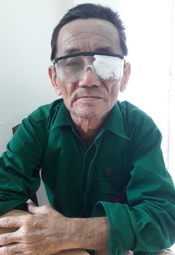 黃子明還等待施左邊眼睛白內障手術。