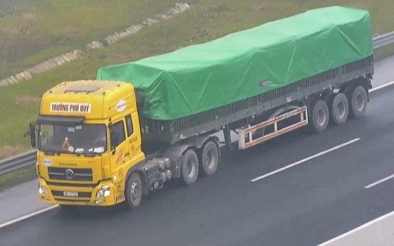 一輛卡車在河內-海防高速公路上向後退。