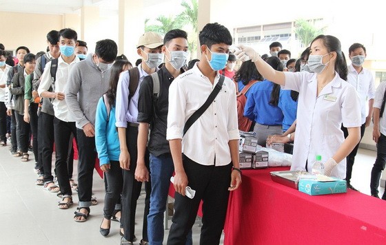 永隆技術師範大學採用額溫槍給該校大學生測量體溫。（圖源：蘭英）