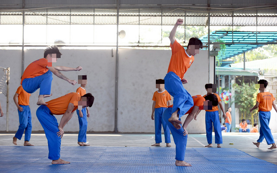 學生通過武術、游泳等鍛煉體力的活動戒掉電子遊戲癮。